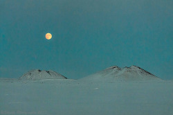  The Perigee is the point in the moon’s orbit at which it’s closest to Earth Photographed at midnight in Tuktoyaktuk, Canada by Francis Anderson (May 5th, 2012) 