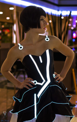 redbobes:  ianbrooks:  Tron Prom Dress by Victoria Schmidt / Scruffy Rebel and Jinyo Programmed by Jinyo with some savvy hacking skills and el wire, Victoria aka Scruffy Rebel rocked this Tron Dress at San Diego Comic-Con ‘11… for the Users!  Victoria: