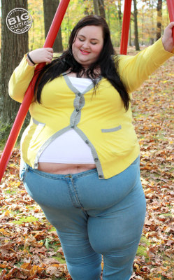 suchafatash:  Today’s warm weather has me wishing I was still waddling through crunchy leaves. New, sunny update at http://ash.bigcuties.com Also follow bigcuties.tumblr.com And keep track of all of my updates at http://www.suchafatash.com