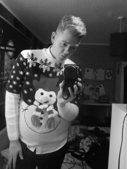 here&rsquo;s me in a Christmas jumper. Sorry for blinding you due to my ugliness. I do apologise. No notes lol.