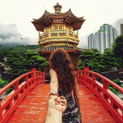 everyturnistrouble:  radicalhomo:  Photographer’s girlfriend leads him around the world.  can’t get enough 