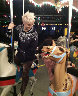 jiidesu:  jiidesu:  There was this random little girl on the carousel who picked a horse right next to Jacks. Look how she was looking at Jack. I… just.   I woke up this morning with my friend telling me the amount of notes this got in just 8 hours