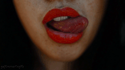 heinekenlover:  gaj0romar1ogifs:  “She had two lips like strawberries, and the seeds gave her kisses texture. I preferred kissing her over two scoops of vanilla ice cream.” Sexy Gifs    damn, she got skills