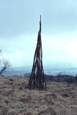 vvolare: 1. “Sticks Spire,” Helbeck, Cumbria - 1983 2. “Icicle Spire,” Brough, Cumbria - 1985 Andy Goldsworthy 
