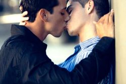 fuckyeahdudeskissing:  Fuck Yeah Dudes Kissing! A place to see men kiss on Tumblr. Submit a kiss.