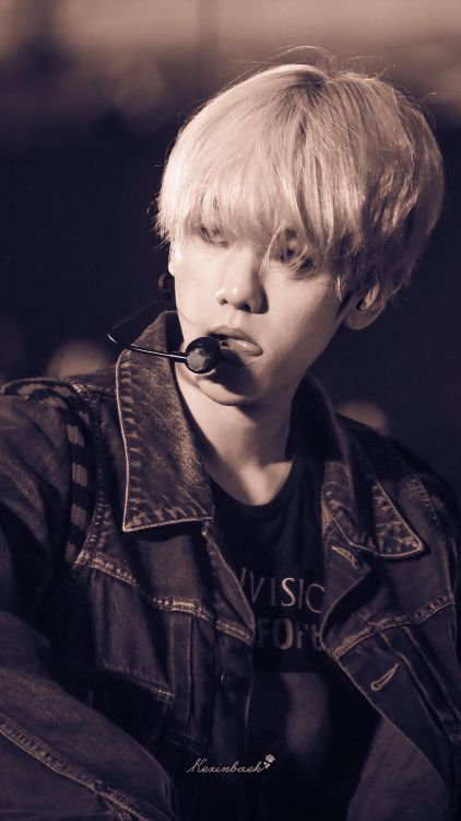 submissive-bangtan:  about time i deal you some baekhyun tongue stuff because this shit is riveting💦 BONUS: the son of a gun doing a lip bite