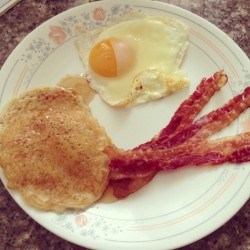 ðŸ˜ðŸ˜ðŸ˜ðŸ˜ #goodmorning #bacon #eggs #swisscheeese #pancakes #syrup #sweettooth #yumm #madebydaddy  (at Venetian Park Townhomes)