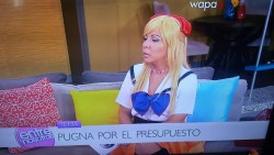 izzystarwind:  swimpuku:  swimpuku:  COMIC CON IS TODAY AND A NEWS ANCHOR IS DRESSED AS SAILOR VENUS  I LEFT TO GET WATER AND WHEN I CAME BACK THEY WERE ALL SITTING TOGETHER!   YAS BITCH! SLAY US!