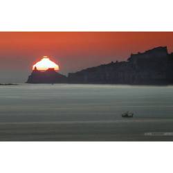 Distorted Green Flash Sunset over Italy #nasa #apod #sun #sunset #distortion #distorted #green #refraction #atmosphere #earth #horizon #greenflash #portovenere #Italy #space #science #astronomy