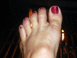 hot feet on the grill    who wants to