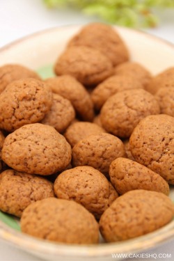guardians-of-the-food:  Tasty Spice Nuts  An easy (pumpkin) Spice Nuts cookie recipe. Recipe for Dutch Kruidnootjes. These spice cookies are delicious and easy to make with your kids.  https://www.cakieshq.com/recipe/tasty-spice-nuts/ 
