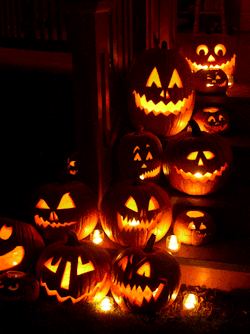 horrorpunk:  Ten of my most reblogged pumpkin edits in 1 post. Happy Halloween! 