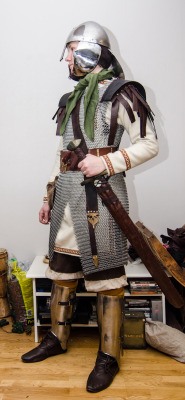 Well. After a few weeks of  asking myself what on earth I am doing with all my free time, my roman outfit is finally ready for the larp Vårblot next week! I made the leg bindings, pants, tunic, ringmail, belt, baldric and cheek guards myself. The shoes,