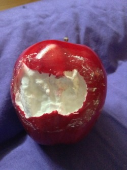 ihategardenfruit:  shjtty:  my stepsister thought this apple was real and she took a few bites before realizing it was fake  A FEW BITES 