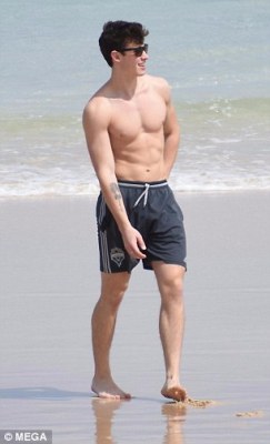 shawnmendesupdates:  OCTOBER 29: Shawn Mendes visits Bondi Beach in Sydney, Australia. (MQ) 