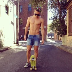 livinglifewithderek:  http://tinyurl.com/mkaglul  love hot skater guys