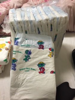 smalllittlething:  My diaper order arrived and I couldn’t wait to try one on! Also my first time putting on tape up diapers by myself, I’m such a big girl!  (And I managed to stay dry while these photos were taken hehe) 