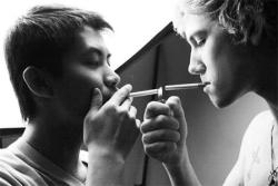 smokingcelebs:  Alex Pettyfer 