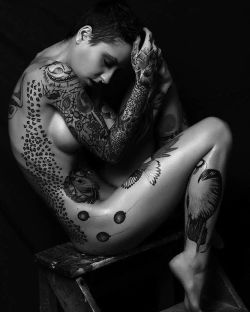 sugarjunkymodel:  #sugarjunky #tattoo #tattoomodel #shooting #photo #naked #ass #inked #inkedgirls #oil #blackandwhite #highclass #body ##shorthair #sexy #beauty #akt #nudephotography #nude #photooftheday #instaphoto #carlosmethfessel #oiled #münchen