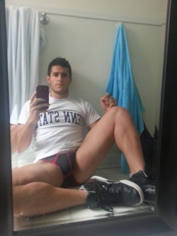 texasfratboy:  damn, this boy from penn state is hot! love his big bulge and thick muscle legs!