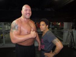 shitloadsofwrestling:  The Big Show and Lenny Kravitz [2014] &ldquo;Training hard today with @LennyKravitz!” …what?