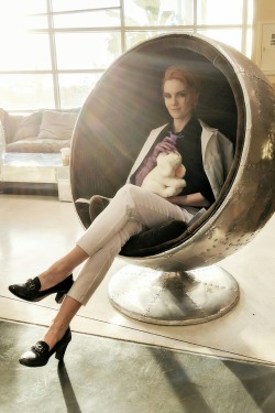 finchworks:Today I wore casual Moira again and sat in some fun chairs! (•ө•)♡