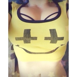 New top arrived woo!! 😈🎀✨ #pulpkitchen #dangerfield #crossedeyed #smileyface #boobs #shittherebig #tummy #chubby #yellow #black #croptop