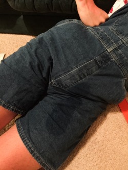 foreveratoddler:  With no daddy around to check how wet my diaper had become I sprung a leak while playing. 