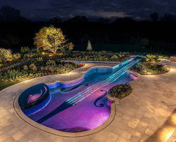 faltariamas-com:  asylum-art:  Swimming Pool Shaped as a Stradivarius Violin In the world of music in general and violins in particular, the name Stradivarius is sacred and revered. And here is a homeowner who has showcased his love for the 1700s era