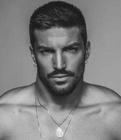 black-plug:  what do you think about Mariano Di Vaio’s new hairstyle??