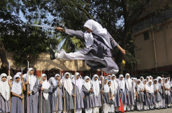 images4images:  An Indian Muslim girl performs