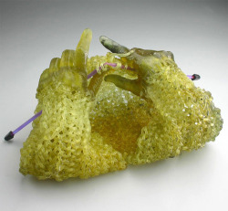 asylum-art:   Artist Carol Milne crafts knitted sculptures made entirely out of glass on Facebook Looking at these knitted pieces by artist Carol Milne, you’ll immediately notice that they weren’t fashioned with yarn. In fact, they’re crafted using