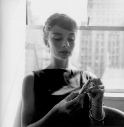 evasorel: Audrey Hepburn in NYC, 1960.
