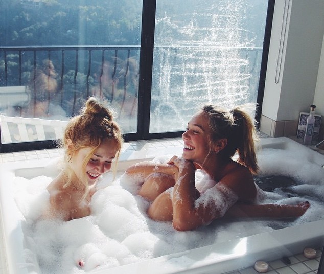 nastygall:  Alli Michellel &amp; Alexis Ren  aw so cute ^^ and Alexis Ren is