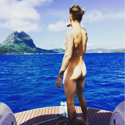 spycamfromguys:  Justin Bieber caught naked!http://www.spycamfromguys.com/naked-male-celebs/justin-bieber-caught-completely-naked/