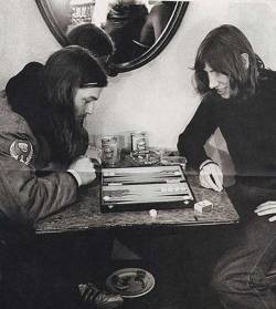 deboracastanheira:  David Gilmour and Roger Waters of Pink Floyd playing backgammon. 