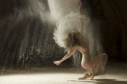estounishing-world:  f-l-e-u-r-d-e-l-y-s:  Dancers Photography by Ludovic Florent  ” Poussière d’étoiles” is a series realized by French photographer Ludovic Florent. He gives pride of place to dancers full of grace by adding flour. Sand grains