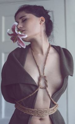poeticsir:  rivimadison:  Rivi Madison x Anastasia Arteyeva   All natural Beauty     Lily and rope