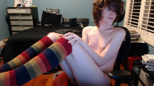 bladesboys:  dysgalty:  Being naked is fun!  Cute
