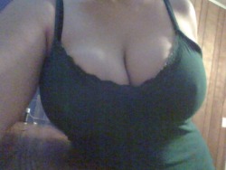 nikkis-double-ds:  I haven’t posted in awhile. How about some cleavage?