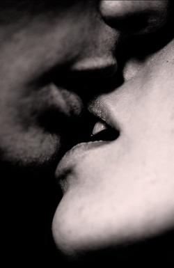 thoughtviolenty:  aenimasf:  “Bacio a bacio percorro il tuo piccolo infinito.” Pablo Neruda     lip