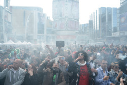 wutangwookie:  yourganjaguru:  jinxinator:  420 celebrations went down between 12 p.m. and 6 p.m. on APRIL 20, 2014 at Yonge-Dundas Square in Toronto, Canada. A peaceful smoke-filled affair, the place was a veritable hotbox when 4:20 p.m. rolled around.