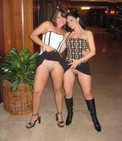 public-flash:  2 pussies in the hotel lobby 