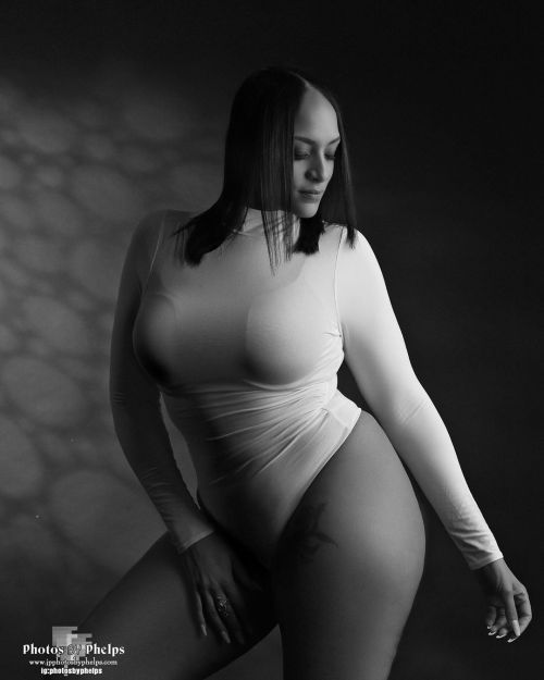 Flashback to this shoot with leggy curve model Alexis @lex_agudio  enjoy and show her support&hellip;. we plotting thangs #milf #vixen #curvy #photosbyphelps #stacked #studioshoot #italiangirl  #blackitalian #imakeprettypeopleprettier  #blackphotographer