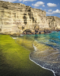 b-l-a-c-k-o-r-c-h-i-d:   You’re Seeing This Beach Correctly. It’s Very Beautiful And Very Greenphotos: Zack Travel 	Although not quite one-of-a-kind,  this beach in Hawaii is certainly an extremely rare sight to behold.  Rather than the usual golden