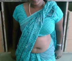 prythm:  Desi Bhabhi In Saree exposing boobs…  Follow http://prythm.tumblr.com/ for more  KIK: Prythm