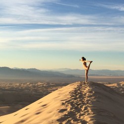 wonderhussy:  Naked in the sunshine atop a sand dune in the #Mojave #desert  #nudist #yoga