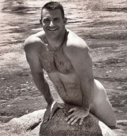 alanh-me:  32k  follow all things gay, naturist and “eye catching”