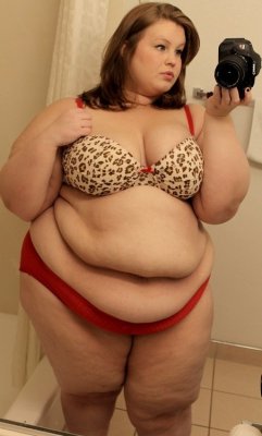 xxlgirls:  Love her belly rolls designed for bellyjobs.