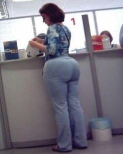 planet-airsign:  Big booty  good lord, her hips